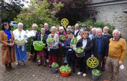 distribution du muguet du 1er mai aux résidents des capucins